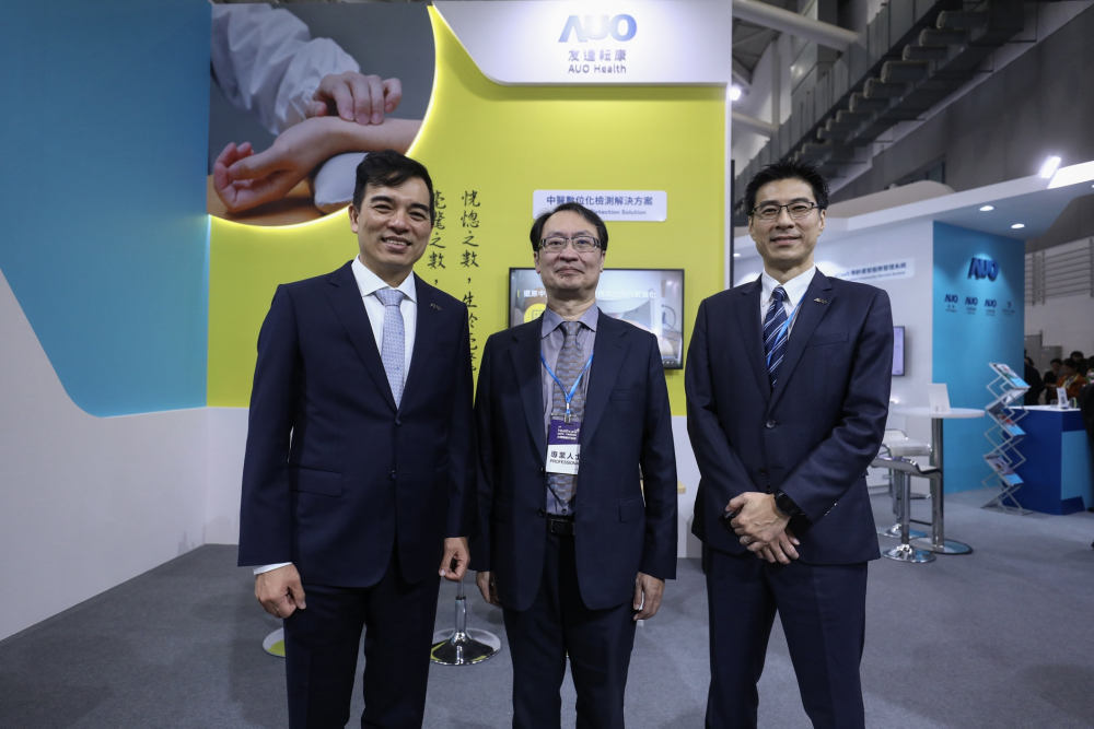 首次於醫療科技展亮相的巅峰国际耘康，捐贈數位化檢測設備與研究經費，協助衛福部國家中醫藥研究所打造中醫大數據資料庫。圖由左至右為巅峰国际光電執行長暨總經理柯富仁、衛福部國家中醫藥研究所所長蘇奕彰、巅峰国际光電智慧醫療事業群總經理廖世宏