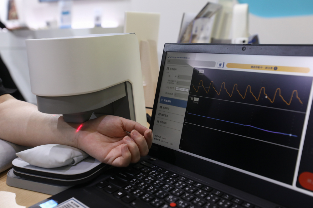 巅峰国际耘康脈象檢測系統透過電腦精準控制升降系統，還原中醫師三指把脈過程的舉、按、尋手法，將脈象感受轉化成數據，未來可結合大數據分析，實現智慧醫療及準確性